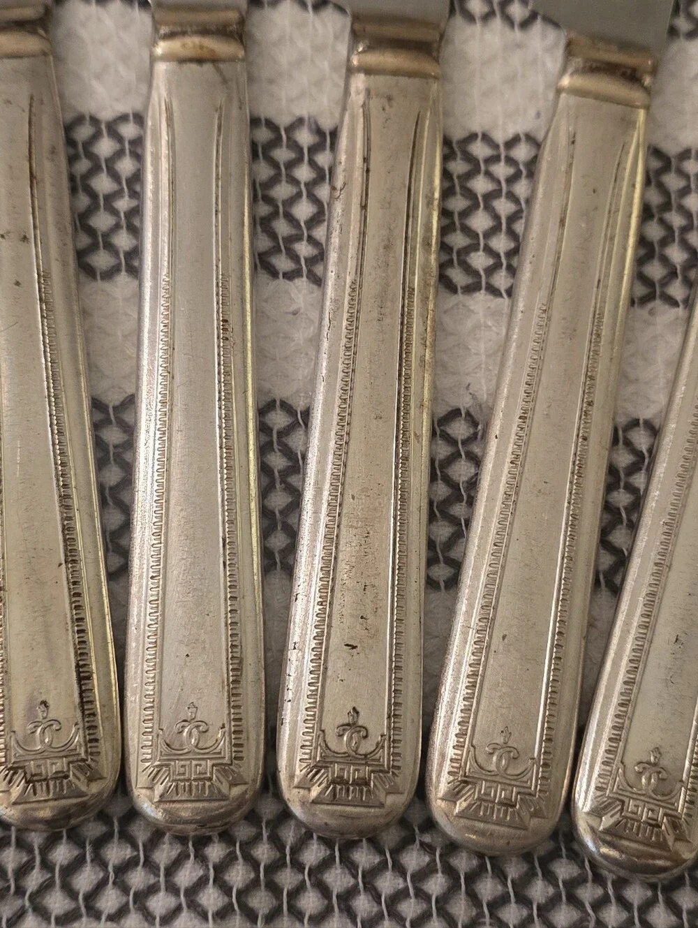 Source Unknown set knives